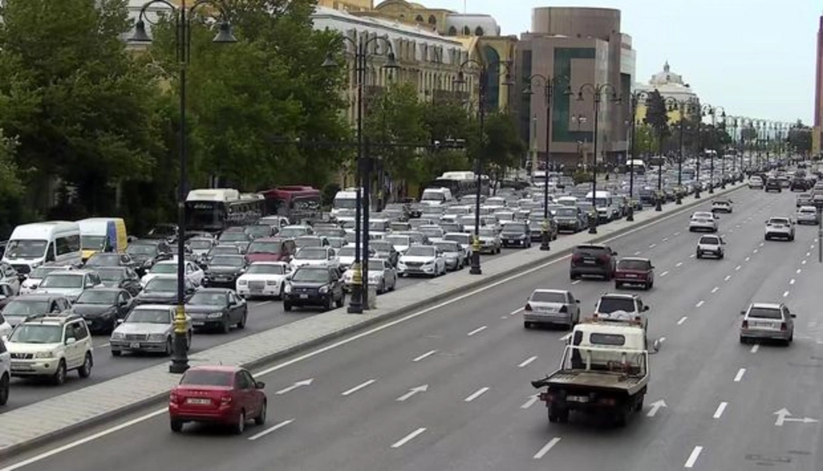 На центральных улицах Баку наблюдается повышенная плотность транспортного потока - ФОТО